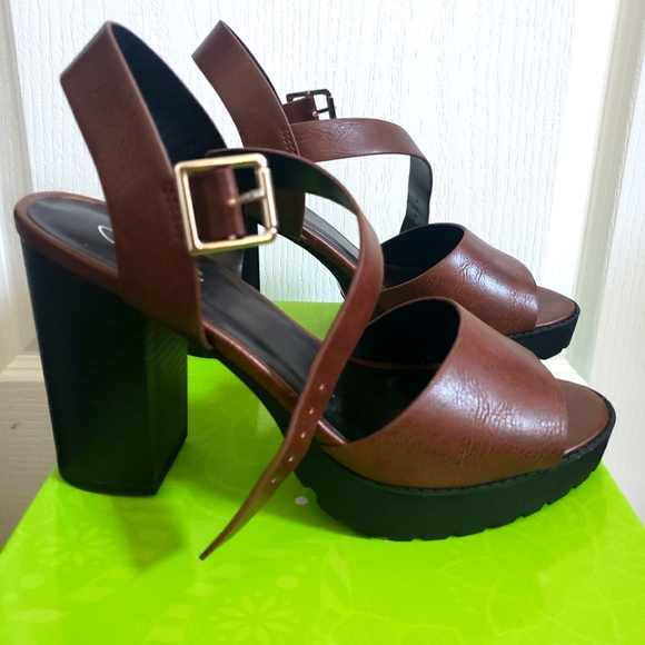 Chunky Sandals - Picture 3 of 4